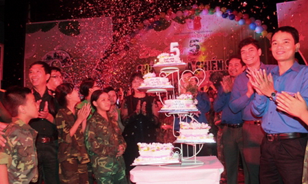 Đại biểu và các chiến sỹ chúc mừng sinh nhật lần thứ 5 của “Học kỳ quân đội’ Đắk Lắk
